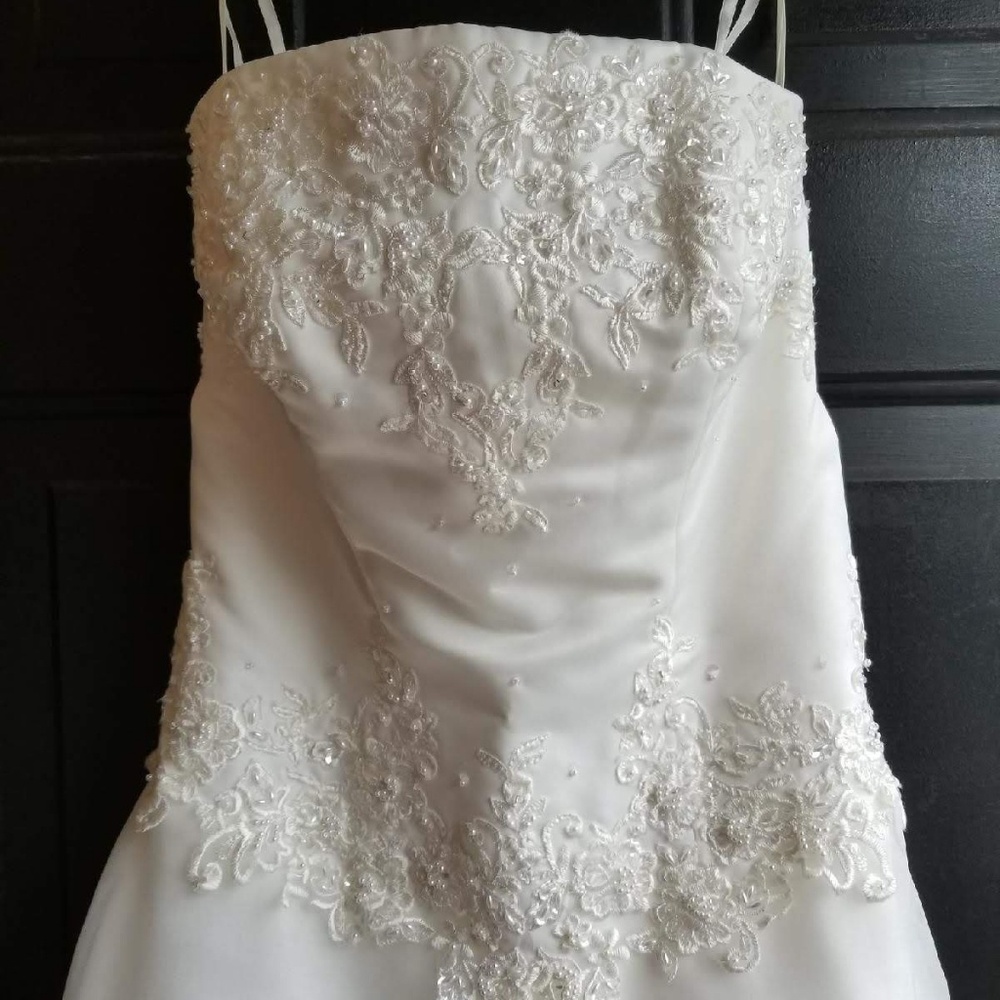 Bridal strapless wedding dress